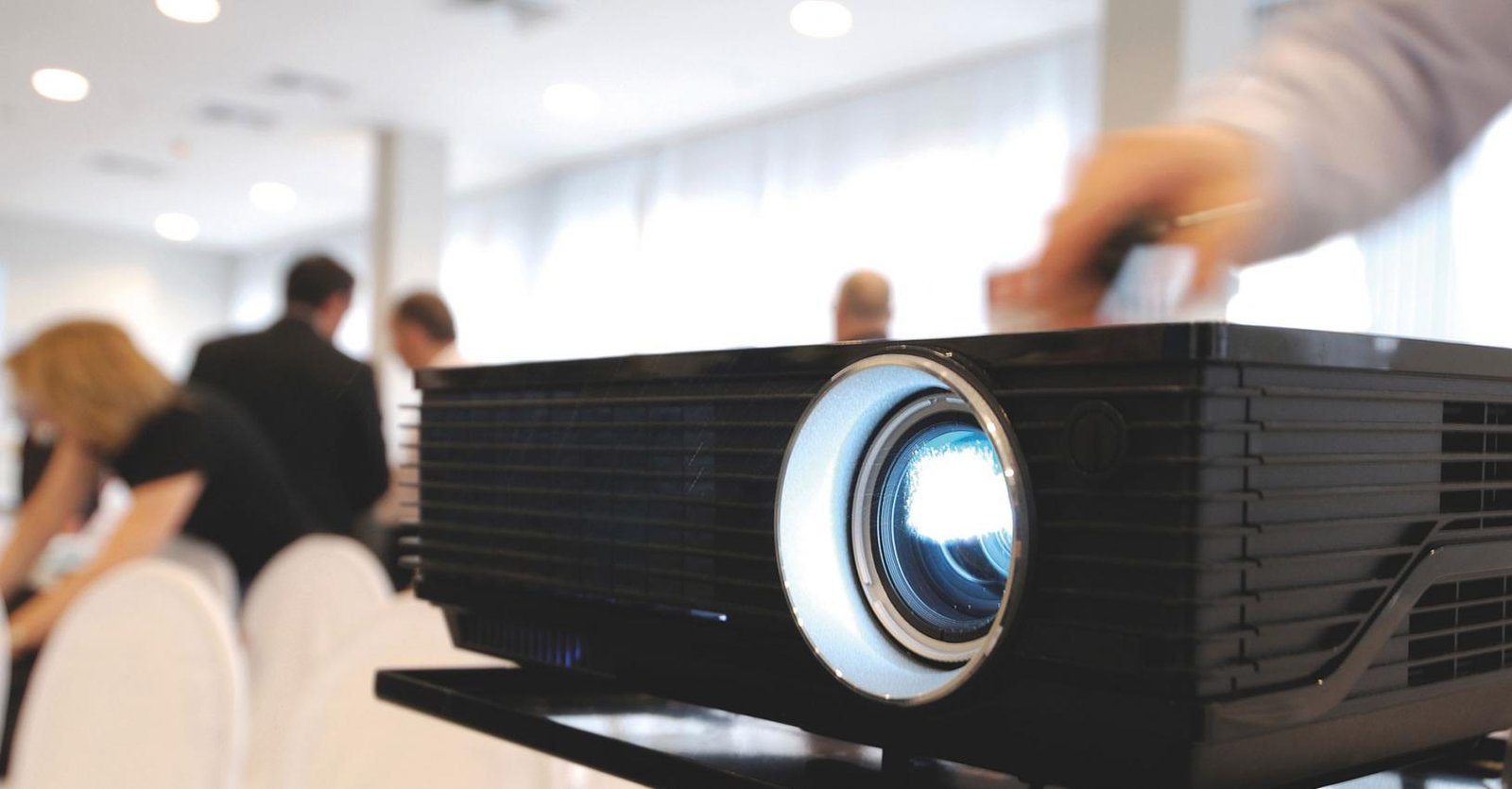 LED prožektoriai: šiuolaikinio apšvietimo revoliucija scenoje, mieste ir namuose